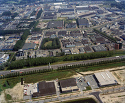 844631 Luchtfoto van een gedeelte van het bedrijventerrein Lage Weide te Utrecht, uit het zuidwesten. Op de voorgrond ...